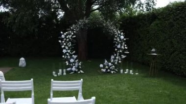 Beyaz çiçeklerden yapılmış bir düğün töreni için yuvarlak bir kemer.