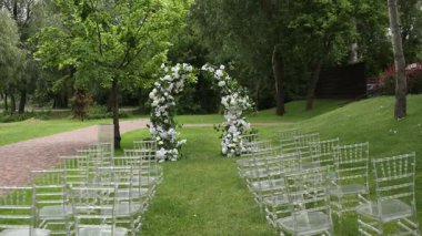 Çiçek ve dekorlu bir düğün için kemer.