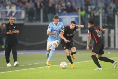 Roma, İtalya 27.10.2022: Lazio Milinkoviç ve Midtjylland 'dan Martinez Uefa Avrupa Ligi 2022-2023, F Grubu - SS eşleşmesi, SS Lazio ile FC Midtjylland arasındaki futbol karşılaşması İtalya' nın başkenti Roma 'daki Olimpiyat Stadyumu' nda gerçekleşti..