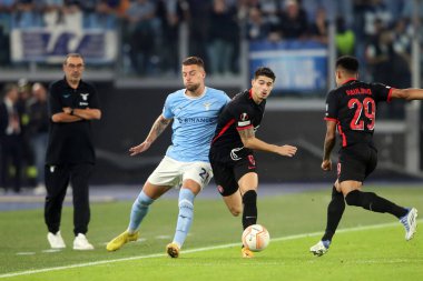 Roma, İtalya 27.10.2022: Lazio Milinkoviç ve Midtjylland 'dan Martinez Uefa Avrupa Ligi 2022-2023, F Grubu - SS eşleşmesi, SS Lazio ile FC Midtjylland arasındaki futbol karşılaşması İtalya' nın başkenti Roma 'daki Olimpiyat Stadyumu' nda gerçekleşti..