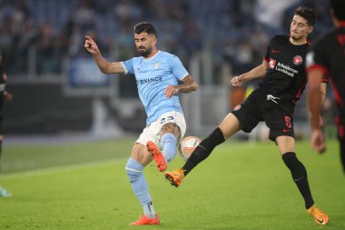 Roma, İtalya 27.10.2022: Lazio 'lu Hysaj ve Midtjylland' lı Martinez Uefa Avrupa Ligi 2022-2023, Grup F - SS eşleşmesi 5, SS Lazio ile FC Midtjylland arasındaki futbol maçı İtalya 'nın başkenti Roma' daki Olimpiyat Stadyumu 'nda gerçekleşti..