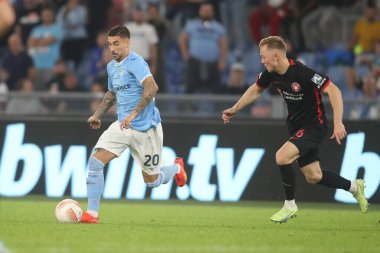 Roma, İtalya 27.10.2022: Lazio 'dan Zaccagni ve Midtjylland' dan Andersson Uefa Avrupa Ligi 2022-2023, Grup F - SS eşleşmesi 5, İtalya 'nın başkenti Roma' daki Olimpiyat Stadyumu 'nda SS Lazio ile FC Midtjylland arasındaki futbol maçı.