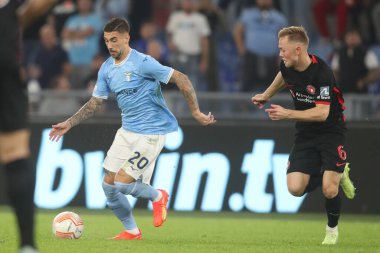 Roma, İtalya 27.10.2022: Lazio 'dan Zaccagni ve Midtjylland' dan Andersson Uefa Avrupa Ligi 2022-2023, Grup F - SS eşleşmesi 5, İtalya 'nın başkenti Roma' daki Olimpiyat Stadyumu 'nda SS Lazio ile FC Midtjylland arasındaki futbol maçı.