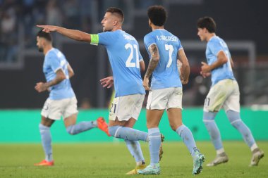 Roma, İtalya 27.10.2022: Lazio 'lu Milinkoviç Saviç 1-1' lik skorla Uefa Avrupa Ligi 2022-2023, F Grubu - SS eşleşmesi 5, SS Lazio ile FC Midtjylland arasındaki futbol karşılaşmasını İtalya 'nın başkenti Roma' daki Olimpiyat Stadyumu 'nda kutluyor..