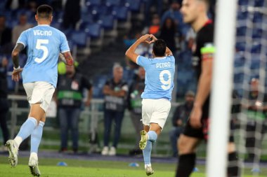 Roma, İtalya 27.10.2022: Lazio 'lu Pedro golü 2-1 attı ve Uefa Avrupa Ligi 2022-2023, F Grubu - SS maçı 5, SS Lazio ile FC Midtjylland arasındaki futbol karşılaşmasını İtalya' nın başkenti Roma 'daki Olimpiyat Stadyumu' nda kutladı..