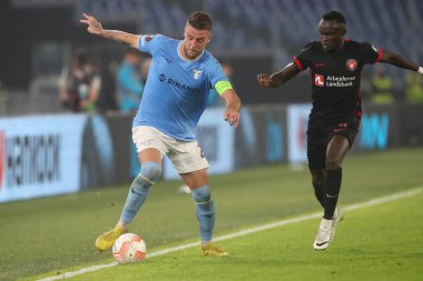 Roma, İtalya 27.10.2022: Lazio 'lu Milinkoviç Saviç, Midtjyllandlı Sisto Uefa Avrupa Ligi 2022-2023, F Grubu - SS maç 5, İtalya' nın başkenti Roma 'daki Olimpiyat Stadyumu' nda SS Lazio ile FC Midtjylland arasındaki futbol maçı.