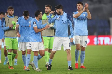 Roma, İtalya 27.10.2022: Lazio oyuncuları Uefa Avrupa Ligi 2022-2023, F Grubu - SS Lazio ile FC Midtjylland arasındaki futbol karşılaşmasının zaferini İtalya 'nın başkenti Roma' daki Olimpiyat Stadyumu 'nda kutladılar..