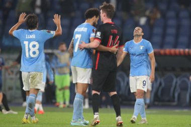Roma, İtalya 27.10.2022: Lazio 'lu Pedro ve Lazio' lu Romero, Uefa Avrupa Ligi 2022-2023, F Grubu - SS eşleşmesi 5, SS Lazio ile FC Midtjylland arasındaki futbol karşılaşmasının zaferini İtalya 'nın başkenti Roma' daki Olimpiyat Stadyumu 'nda kutladı..