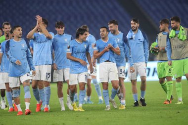 Roma, İtalya 27.10.2022: Lazio oyuncuları Uefa Avrupa Ligi 2022-2023, F Grubu - SS Lazio ile FC Midtjylland arasındaki futbol karşılaşmasının zaferini İtalya 'nın başkenti Roma' daki Olimpiyat Stadyumu 'nda kutladılar..
