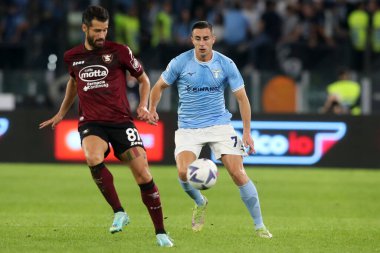 Roma, İtalya 30.10.2022: Lazio 'lu Candreva ve Lazio Marusiç, İtalya' nın başkenti Roma 'daki Olimpiyat Stadyumu' nda SS Lazio ile Salernitana Calcio arasında oynanan 2022-2023 sezonunda maç yapıyorlar..