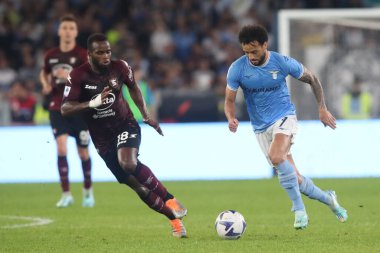 Roma, İtalya 30.10.2022: Lazio 'lu Coulibaly ve Lazio Anderson İtalya' nın başkenti Roma 'daki Olimpiyat Stadyumu' nda SS Lazio ile Salernitana Calcio arasında oynanan 2022-2023 sezonunda maç yapıyorlar..