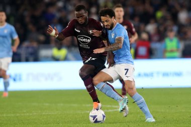 Roma, İtalya 30.10.2022: Lazio 'lu Coulibaly ve Lazio Anderson İtalya' nın başkenti Roma 'daki Olimpiyat Stadyumu' nda SS Lazio ile Salernitana Calcio arasında oynanan 2022-2023 sezonunda maç yapıyorlar..