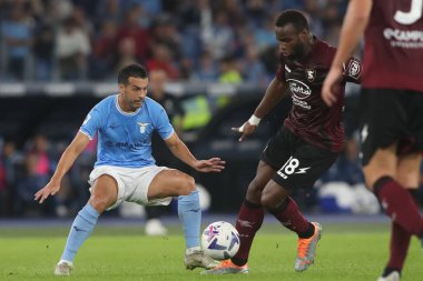 Roma, İtalya 30.10.2022: Lazio 'lu Coulibaly ve Lazio Anderson İtalya' nın başkenti Roma 'daki Olimpiyat Stadyumu' nda SS Lazio ile Salernitana Calcio arasında oynanan 2022-2023 sezonunda maç yapıyorlar..
