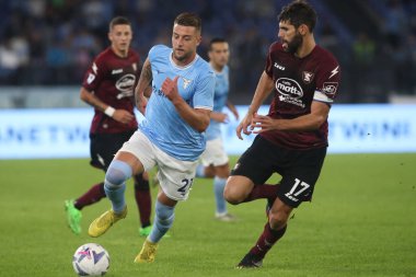 Roma, İtalya 30.10.2022: Lazio 'dan Milinkoviç Slav, İtalya' nın başkenti Roma 'daki Olimpiyat Stadyumu' nda SS Lazio ile Salernitana Calcio arasında oynanan 2022-2023 sezonunda Salernitana 'dan Federico Fazio görev yapıyor..