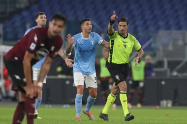 Roma, İtalya 30.10.2022: Lazio 'dan Cataldi İtalya' nın başkenti Roma 'daki Olimpiyat Stadyumu' nda SS Lazio ile Salernitana Calcio arasında oynanan 2022-2023 sezonunda hakem Manganiello ile protesto gösterisi yaptı..
