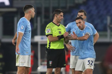 Roma, İtalya 30.10.2022: Lazio 'dan Cataldi İtalya' nın başkenti Roma 'daki Olimpiyat Stadyumu' nda SS Lazio ile Salernitana Calcio arasında oynanan 2022-2023 sezonunda hakem Manganiello ile protesto gösterisi yaptı..