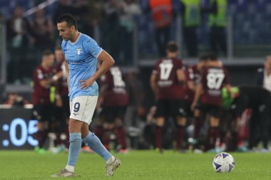 Roma, İtalya 30.10.2022: İtalya 'nın başkenti Roma' da bulunan Olimpiyat Stadyumu 'nda SS Lazio ile Salernitana Calcio arasında oynanan 2022-2023 sezonunda Salernitana' nın attığı Serie A 2022-2023 maçının ardından Lazio 'lu Pedro' yu hayal kırıklığına uğrattı..