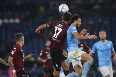 Roma, İtalya 30.10.2022: Salernitana 'dan Federico Fazio ve Lazio' dan Anderson İtalya Futbol Şampiyonası Serie A 2022-2023, İtalya 'nın başkenti Roma' da bulunan Olimpiyat Stadyumu 'nda SS Lazio ile Salernitana Calcio arasında oynanan karşılaşma..