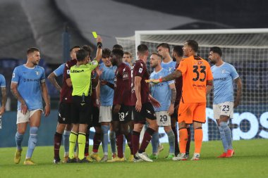 Roma, İtalya 30.10.2022: İtalya 'nın başkenti Roma' da bulunan Olimpiyat Stadyumu 'nda SS Lazio ile Salernitana Calcio arasında oynanan 2022-2023 sezonunda Salernitana' lı Dia için sarı kart.