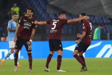 Roma, İtalya 30.10.2022: Salernitana oyuncuları İtalya 'nın başkenti Roma' daki Olimpiyat Stadyumu 'nda SS Lazio ile Salernitana Calcio arasında oynanan 2022-2023 sezonunun zaferini kutluyorlar..