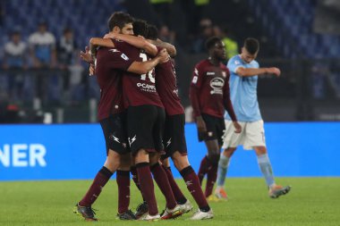 Roma, İtalya 30.10.2022: Salernitana oyuncuları İtalya 'nın başkenti Roma' daki Olimpiyat Stadyumu 'nda SS Lazio ile Salernitana Calcio arasında oynanan 2022-2023 sezonunun zaferini kutluyorlar..