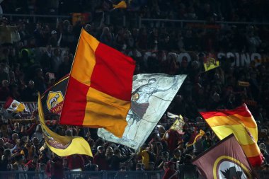 Roma, İtalya 03.11.2022: Avrupa Uefa Ligi 2022-2023 C Grubu sırasında curva sud 'daki Roman taraftarlarının bayrakları, AS Romanlar Ludogorestlere karşı Roma Olimpiyat Stadyumu' ndaki futbol karşılaşması..