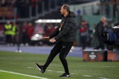 Roma, İtalya 03.11.2022: Ante Simundza Avrupa Uefa Ligi 2022-2023 Grup C, 6. gün, Roma 'daki Olimpiyat Stadyumu' nda AS Roman Ludogorests 'a karşı oynanan futbol karşılaşması sırasında Ludogorestlerin teknik direktörü..