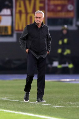 Roma, İtalya 03.11.2022: Jose Mourinho Avrupa Uefa Ligi 2022-2023 Grubu C, 6. gün, Roma 'daki Olimpiyat Stadyumu' nda AS Roman Ludogorestlere karşı oynanan futbol karşılaşması sırasında Romanların teknik direktörü Jose Mourinho görev başında..