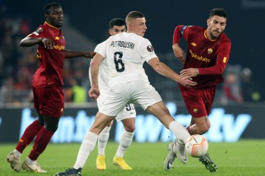 Roma, İtalya 03.11.2022: Ludogorestlerden Jakub Piotrowski ve Roma 'dan Lorenzo Pellegrini, Avrupa Uefa Ligi 2022-2023 C Grubu, 6. gün, Roma' daki Olimpiyat Stadyumu 'nda AS Roman Ludogorestlere karşı oynanan futbol karşılaşması..