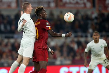 Roma, İtalya 03.11.2022: Ludogorist Jakub Piotrowski Avrupa Uefa Ligi 2022-2023 C Grubu 'nda Roma' daki Olimpiyat Stadyumu 'nda AS Romanlar Ludogorestlere karşı oynanan futbol karşılaşması sırasında Romanlar' dan Tammy Abraham eylem halinde..
