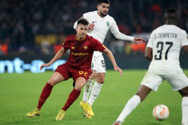 Roma, İtalya 03.11.2022: Romanlardan Stephan EL Shaarawy, Ludogorestlerden Oliveira Souza Avrupa Uefa Ligi 2022-2023 C Grubu, 6. gün, Roma 'daki Olimpiyat Stadyumu' nda AS Roman Ludogorets 'e karşı futbol maçı.