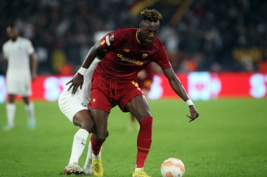 Roma, İtalya 03.11.2022: Tammy Abraham Avrupa Uefa Ligi 2022-2023 C Grubu 6. gün Roma 'daki Olimpiyat Stadyumu' nda AS Roman Ludogorets ile Ludogorets arasında oynanan futbol karşılaşması sırasında Romanlardan sorumlu..