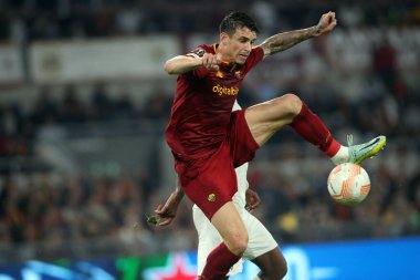 Roma, İtalya 03.11.2022: Avrupa Uefa Ligi 2022-2023 C Grubunda Romalı Roger Ibanez, Roma 'daki Olimpiyat Stadyumu' nda AS Roman Ludogorets ile Ludogoretler arasında oynanan futbol karşılaşması..