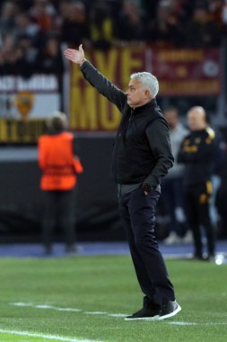 Roma, İtalya 03.11.2022: Jose Mourinho Avrupa Uefa Ligi 2022-2023 C Grubu, 6. gün, Roma 'daki Olimpiyat Stadyumu' nda AS Roman Ludogorets 'e karşı oynanan futbol karşılaşması sırasında Romanların teknik direktörü..