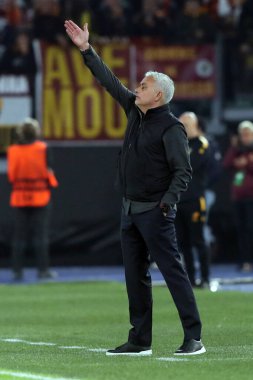 Roma, İtalya 03.11.2022: Jose Mourinho Avrupa Uefa Ligi 2022-2023 C Grubu, 6. gün, Roma 'daki Olimpiyat Stadyumu' nda AS Roman Ludogorets 'e karşı oynanan futbol karşılaşması sırasında Romanların teknik direktörü..