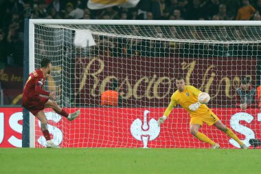 Roma, İtalya 03.11.2022: Romanyalı Lorenzo Pellegrini, Avrupa Uefa Ligi 2022-2023 C Grubu 6. gününde Roma 'daki Olimpiyat Stadyumu' nda AS Roman Ludogorets 'e karşı oynanan futbol karşılaşmasında penaltı 1-1' lik skorla gol attı..