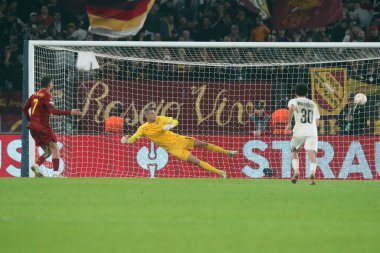 Roma, İtalya 03.11.2022: Romanyalı Lorenzo Pellegrini, Avrupa Uefa Ligi 2022-2023 C Grubu 6. gününde Roma 'daki Olimpiyat Stadyumu' nda AS Roman Ludogorets 'e karşı oynanan futbol karşılaşmasında penaltı 1-1' lik skorla gol attı..