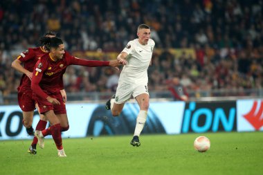 Roma, İtalya 03.11.2022: Ludogorestlerden Jakub Piotrowski, Avrupa Uefa Ligi 2022-2023 C Grubu sırasında Romain 'den Chris Smalling, Roma' daki Olimpiyat Stadyumu 'nda AS Roman Ludogorets' e karşı oynanan 6..