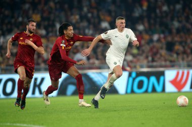 Roma, İtalya 03.11.2022: Ludogorestlerden Jakub Piotrowski, Avrupa Uefa Ligi 2022-2023 C Grubu sırasında Romain 'den Chris Smalling, Roma' daki Olimpiyat Stadyumu 'nda AS Roman Ludogorets' e karşı oynanan 6..