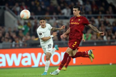 Roma, İtalya 03.11.2022: Ludogorestlerden Matias Tissera, Avrupa Uefa Ligi 2022-2023 C Grubu 'nda görev yapan Roman Roger Ibanez, Roma' daki Olimpiyat Stadyumu 'nda AS Roman Ludogorets' e karşı oynanan 6..