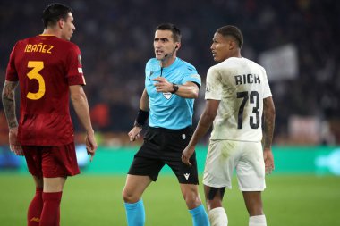 Roma, İtalya 03.11.2022: Romanlardan Roger Ibanez, Ludogorestlerden Rick Jhonatan Avrupa Uefa Ligi 2022-2023 C Grubu, 6. gün, AS Roman Ludogorets 'e karşı Roma Olimpiyat Stadyumu' nda oynanan futbol maçı.