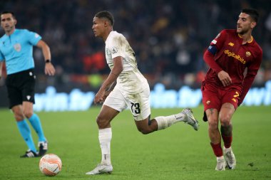 Roma, İtalya 03.11.2022: Ludogorestlerden Rick Jhonatan, Avrupa Uefa Ligi 2022-2023 C Grubu 'nda görev yapan Romanlardan Lorenzo Pellegrini, Roma' daki Olimpiyat Stadyumu 'nda AS Roman Ludogorets' e karşı oynanan 6..