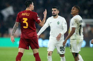 Roma, İtalya 03.11.2022: Romanlardan Roger Ibanez, Ludogorestlerden Rick Jhonatan Avrupa Uefa Ligi 2022-2023 C Grubu, 6. gün, AS Roman Ludogorets 'e karşı Roma Olimpiyat Stadyumu' nda oynanan futbol maçı.
