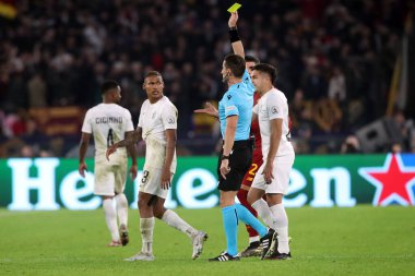 Roma, İtalya 03.11.2022: Avrupa Uefa Ligi 2022-2023 C Grubu sırasında Ludogorestlerden Rick Jhonatan için sarı kart, 6. gün, AS Roman Ludogorets 'e karşı Roma Olimpiyat Stadyumu' nda oynanan futbol maçı.