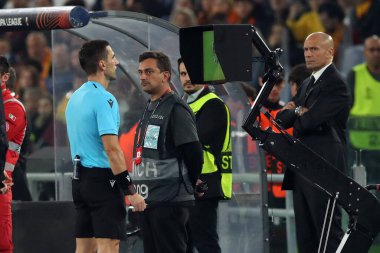 Roma, İtalya 03.11.2022: Hakem Dabanoviç, Avrupa Uefa Ligi 2022-2023 C Grubu 6. gününde Var 'ı kontrol ediyor..