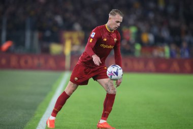 Roma, İtalya 06.11.2022: İtalyan Serie A şampiyonluk maçı sırasında Roma 'dan Rick Karsdorp, SS Lazio' ya karşı İtalya 'nın başkenti Roma' da oynanan Stadio Olimpico 'da oynanan AS Roma maçında eylem halindeydi..