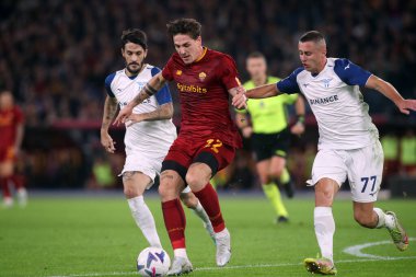Roma, İtalya 06.11.2022: Lazio Marusiç, Romanlardan Nicolo Zaniolo, Lazio Luis Alberto İtalya Serie A şampiyonluk maçı sırasında SS Lazio 'ya karşı 06 Kasım 2022' de İtalya 'nın başkenti Roma' da oynanan Stadio Olimpico 'da oynanan karşılaşma..