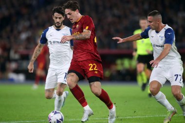 Roma, İtalya 06.11.2022: Lazio Marusiç, Romanlardan Nicolo Zaniolo, Lazio Luis Alberto İtalya Serie A şampiyonluk maçı sırasında SS Lazio 'ya karşı 06 Kasım 2022' de İtalya 'nın başkenti Roma' da oynanan Stadio Olimpico 'da oynanan karşılaşma..