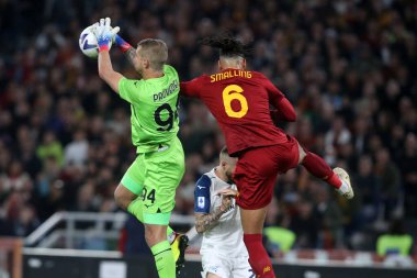 Roma, İtalya 06.11.2022: Lazio İvan Provedel, Roma Chris Smalling İtalyan Serisi A şampiyonluk karşılaşmasında AS Romanlar SS Lazio 'ya karşı 06 Kasım 2022' de İtalya 'nın başkenti Roma' da oynanan Stadio Olimpico 'da.