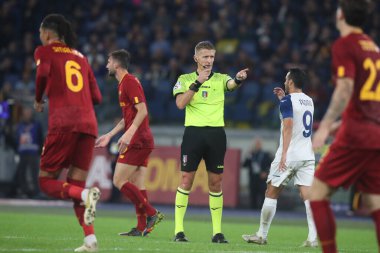 Roma, İtalya 06.11.2022: İtalyan Serie A şampiyonluk maçı sırasında hakem Daniele Orstato, SS Lazio 'ya karşı İtalya' nın başkenti Roma 'da oynanan Stadio Olimpico maçında görev aldı..
